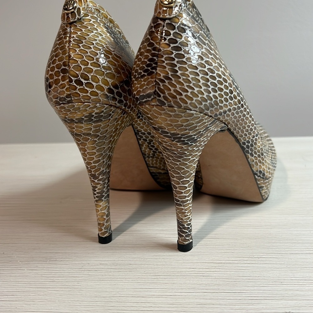 Stuart Weitzman Ivory Snake Print Open Toe Heels 8.5 never worn - Picture 4 of 10